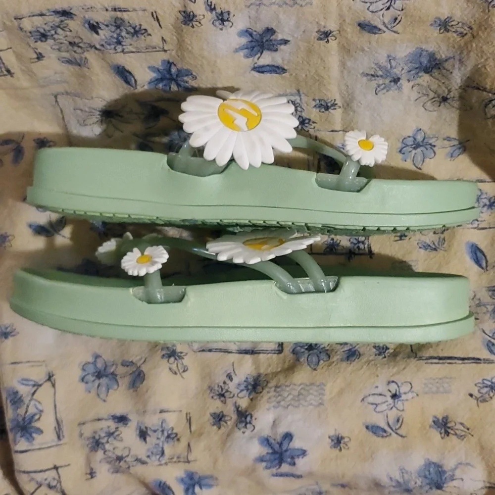 BNWT:  Green Rubber Sandals - Picture 4 of 6